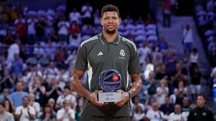 Tavares recibió el trofeo al mejor defensor de la Liga 2025/26