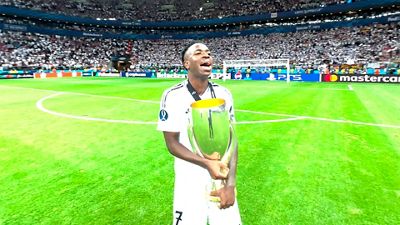 Inside Real Madrid: Vini Jr. canta el himno en plena celebración de la Supercopa
