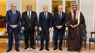 Florentino Pérez attends reception at the Spanish Embassy in Saudi Arabia.