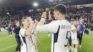 Inside Real Madrid: El primer título de un caballero. Bellingham felicita, uno por uno, a compañeros y rivales