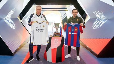 Ancelotti y Xavi posan juntos con la Supercopa de España