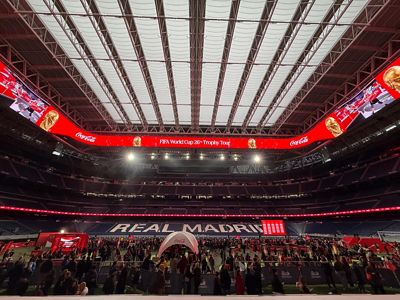 El Bernabéu vibra con el Trofeo de la Copa Mundial en su única parada en España
