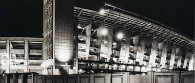 Exterior do estádio iluminado