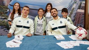Lunin y Bernardo Silva, protagonistas en la sesión de firmas en Santander