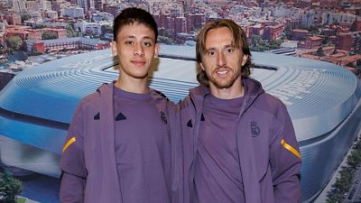 Modrić and Güler sign autographs in Valencia