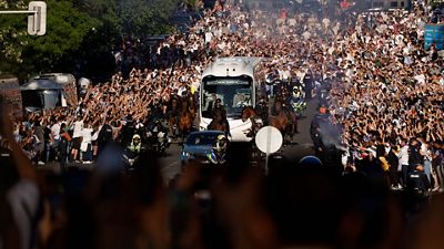 Gran recibimiento al Real Madrid a su llegada al estadio