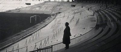 Santiago Bernabéu observando as obras do estádio